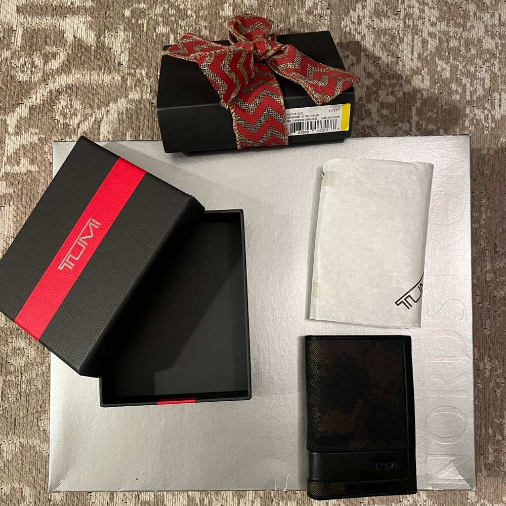 NWT Tumi Men’s Black Wallet in Camo jacquard